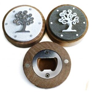 Apribottiglie in legno e metallo c/magnete in due varianti